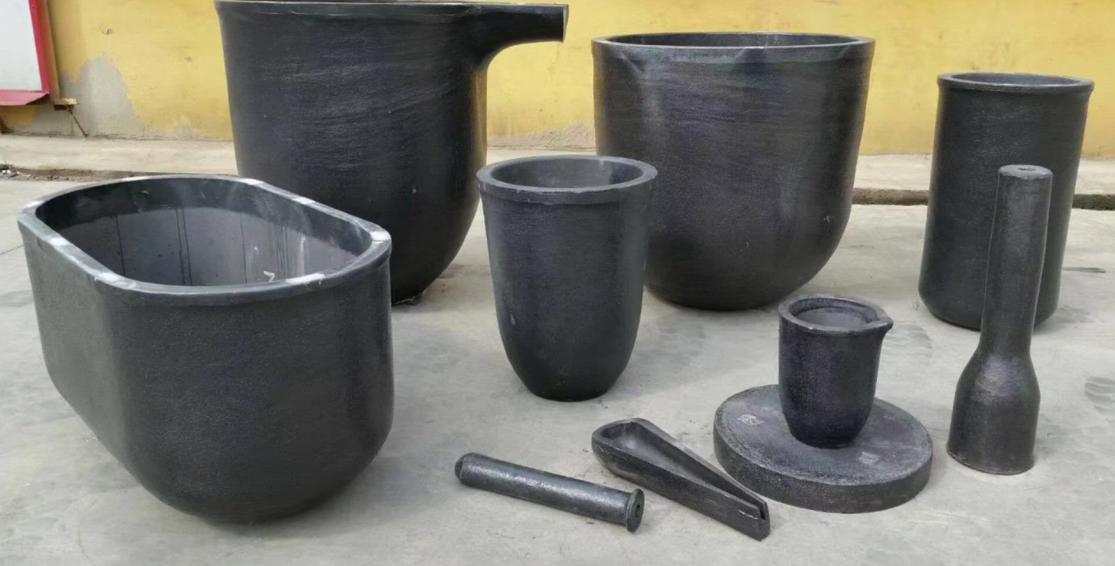 Graphite crucibles for smelting